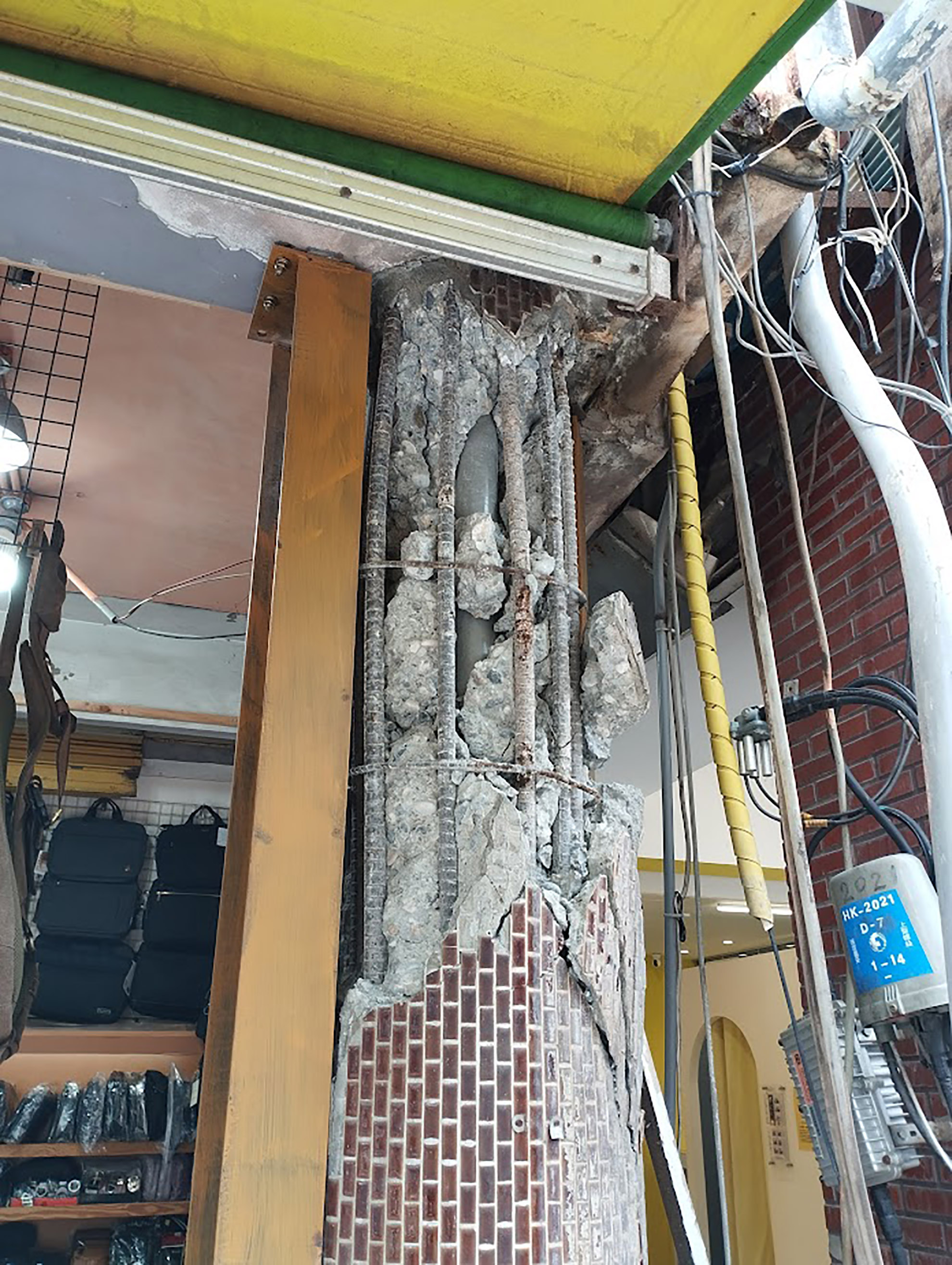 Manque de confinement des barres longitudinales et passage de tuyauterie dans le béton